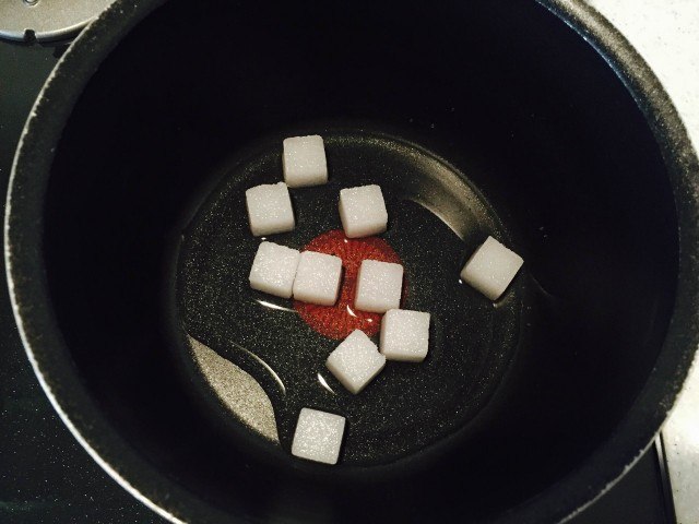 ミントシロップの作り方_鍋に水とグラニュー糖を入れる