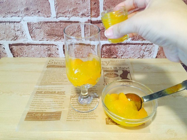 シトラスコーヒー_グラスにオレンジジュースをくわえる