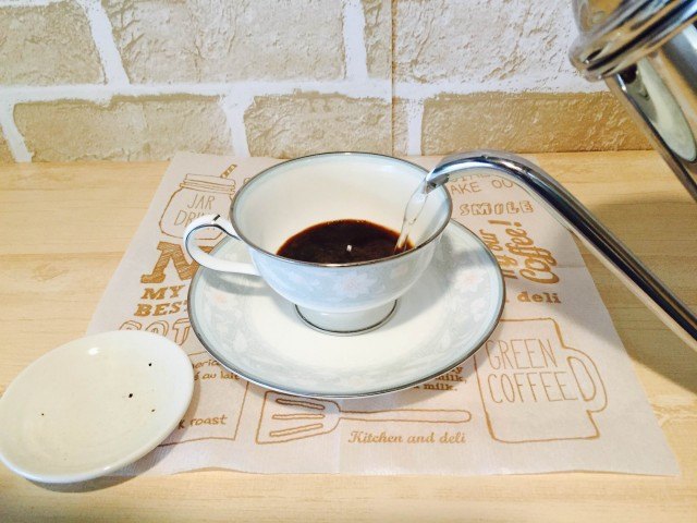 スペアミントコーヒー_カップにインスタントコーヒーを入れ湯を注ぐ