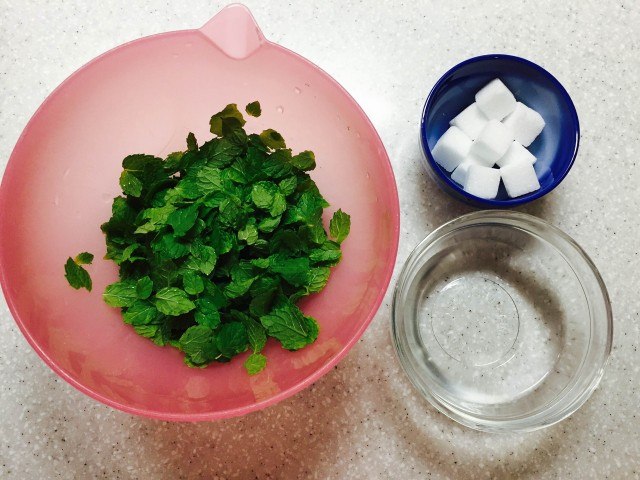 ミントシロップの作り方材料_ミントの葉グラニュー糖水