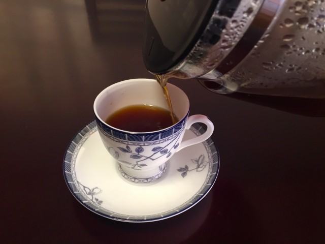 カフェーパウリスタ森のコーヒーカップにコーヒーを注ぐ