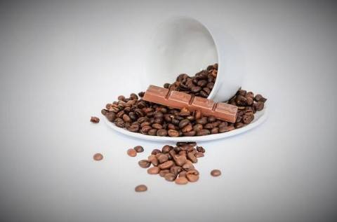 コーヒー豆とチョコレート 480x317