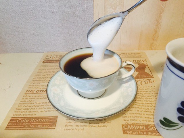チョコ風味のフォームミルクをコーヒーに入れる