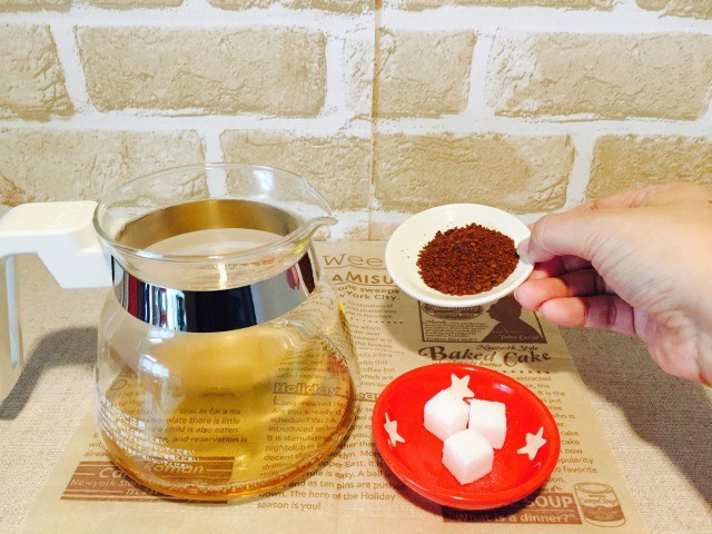 カフェインレス麦茶コーヒー_麦茶に砂糖とコーヒーを入れる