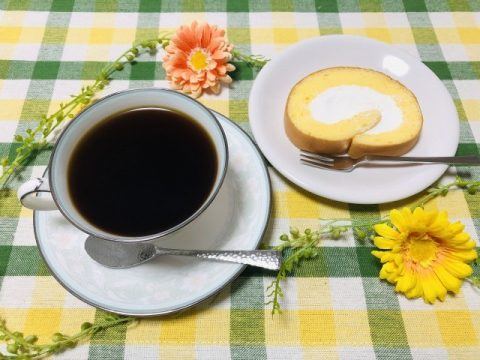 コーヒーとロールケーキ 480x360
