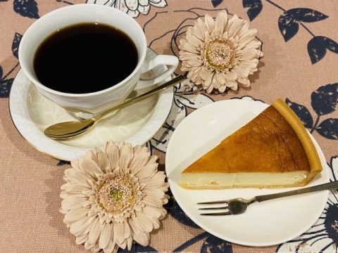 コーヒーとカマンベールチーズケーキ 480x360